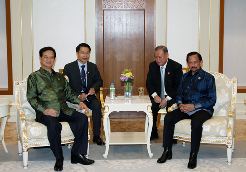 Thủ tướng Chính phủ Nguyễn Tấn Dũng và Quốc vương Brunei Haji Hassanal Bolkiah - Ảnh VGP/ Nhật Bắc